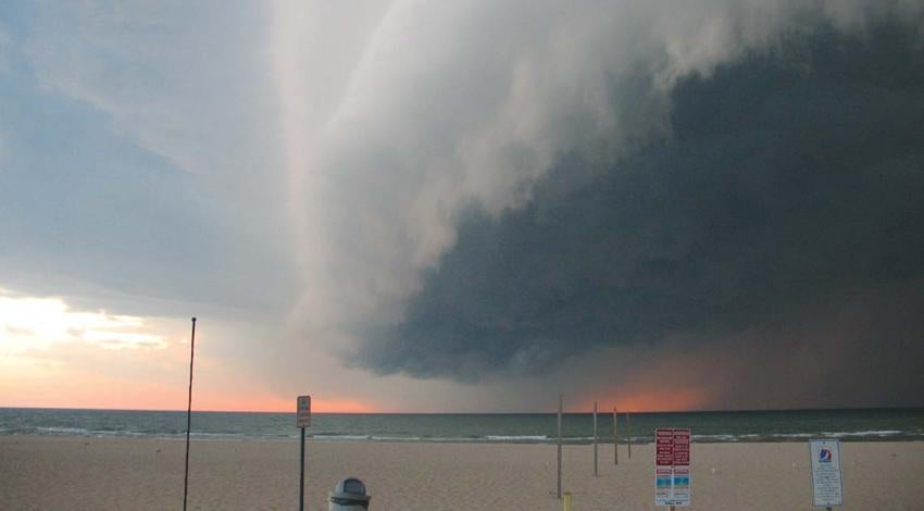 Because of the regular 30-day fluctuation of the jetstream, February thunderstorms are a good predictor of frosty days to come three months later. 