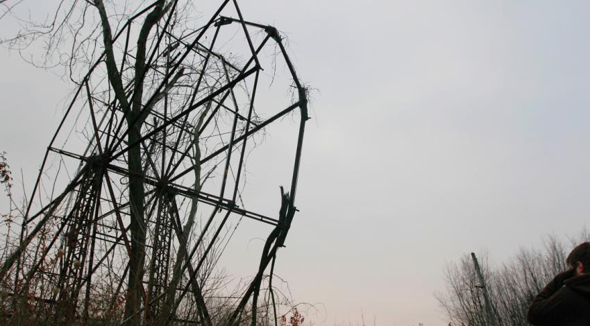 A rusting old Ferris wheel.