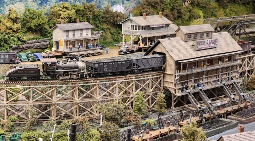 Bob Lawson, a member of the Cincinnati chapter of the National Model Railroad Association, built this large HO-scale model of the Southern Railway, which traveled from Cincinnati to Chattanooga, in his Cincinnati-area home (photo courtesy of John Burchnall).